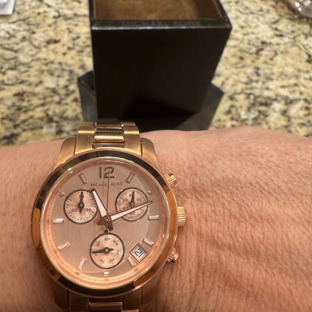 Michael Kors Elegant Rose Gold Watch - Picture 4 of 5